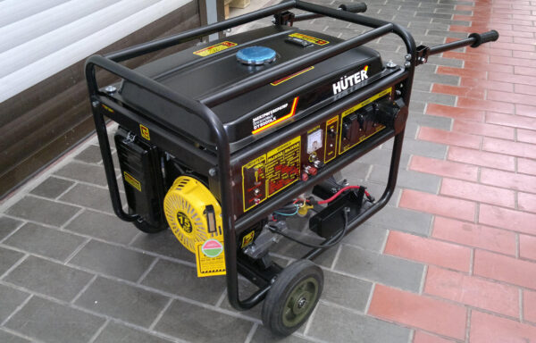 Бензиновый генератор Huter DY8000L, 6,5кВт, 71,1 кг, на колёсах